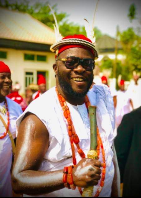 Members of Likeminds FC congratulate Regent of Nri over NYSC best host community award