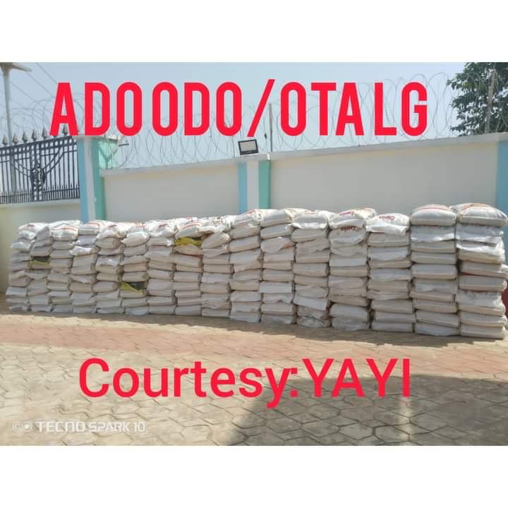 Sen. Adeola distributes over N50m, 1000 bags of rice to constituents, others