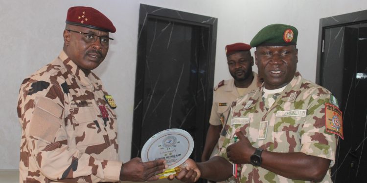 MNJTF Force  Commander pays Familiarization Visit to  Chadian  Defwnce Leadership to Strengthen  Collaboration