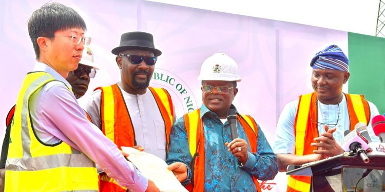 Eko Bridge Carriageway to Close Sunday as Umahi Unveils New Carter Bridge Project